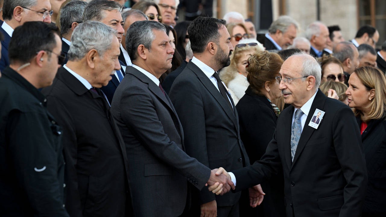 Özgür Özel ile Kılıçdaroğlu cenazede karşılaştı: Tokalaşma anı dikkat çekti