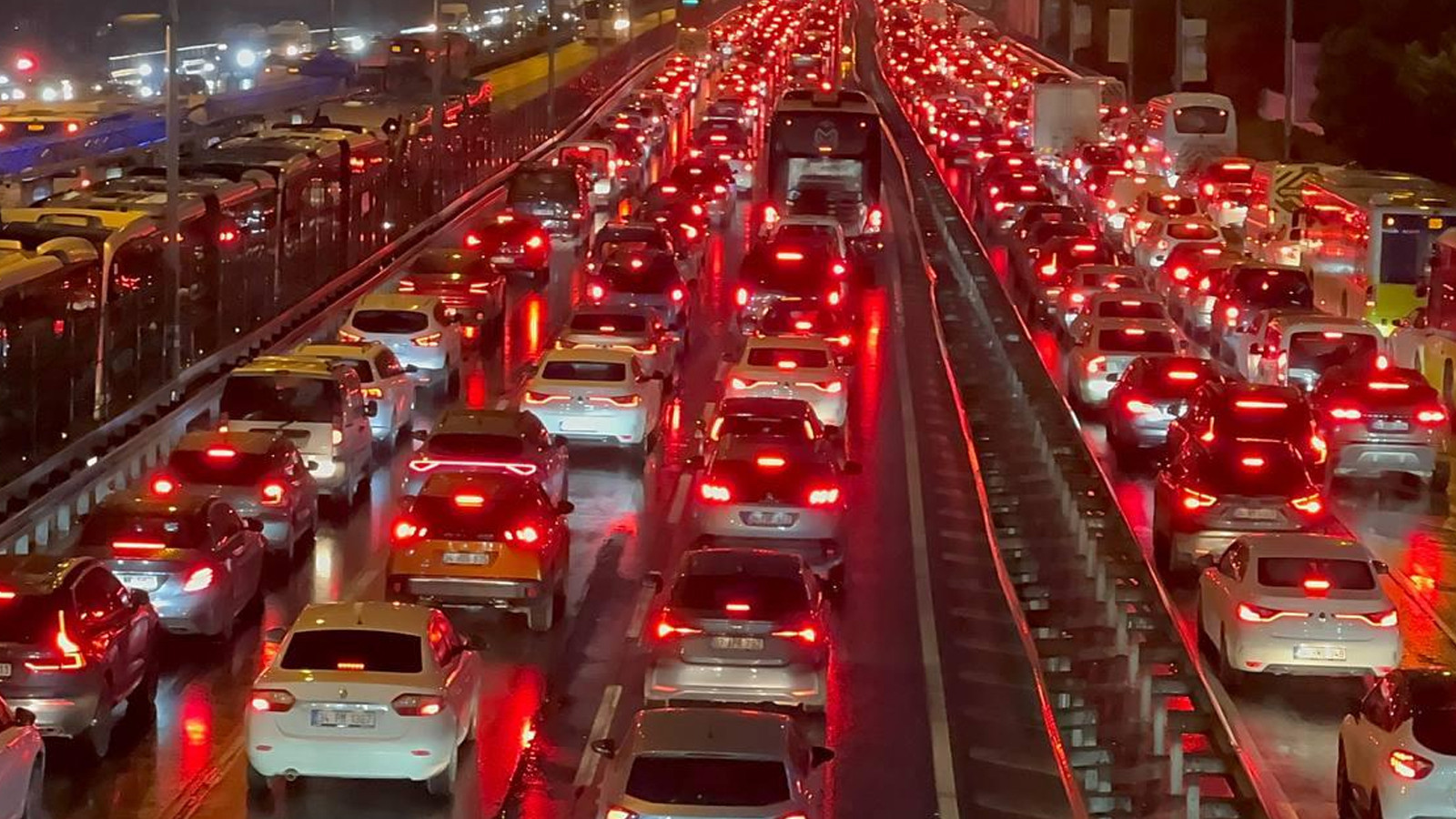 İstanbul'da Akşam Trafiği Kilitlendi! Yoğunluk Yüzde 76'ya Yükseldi!