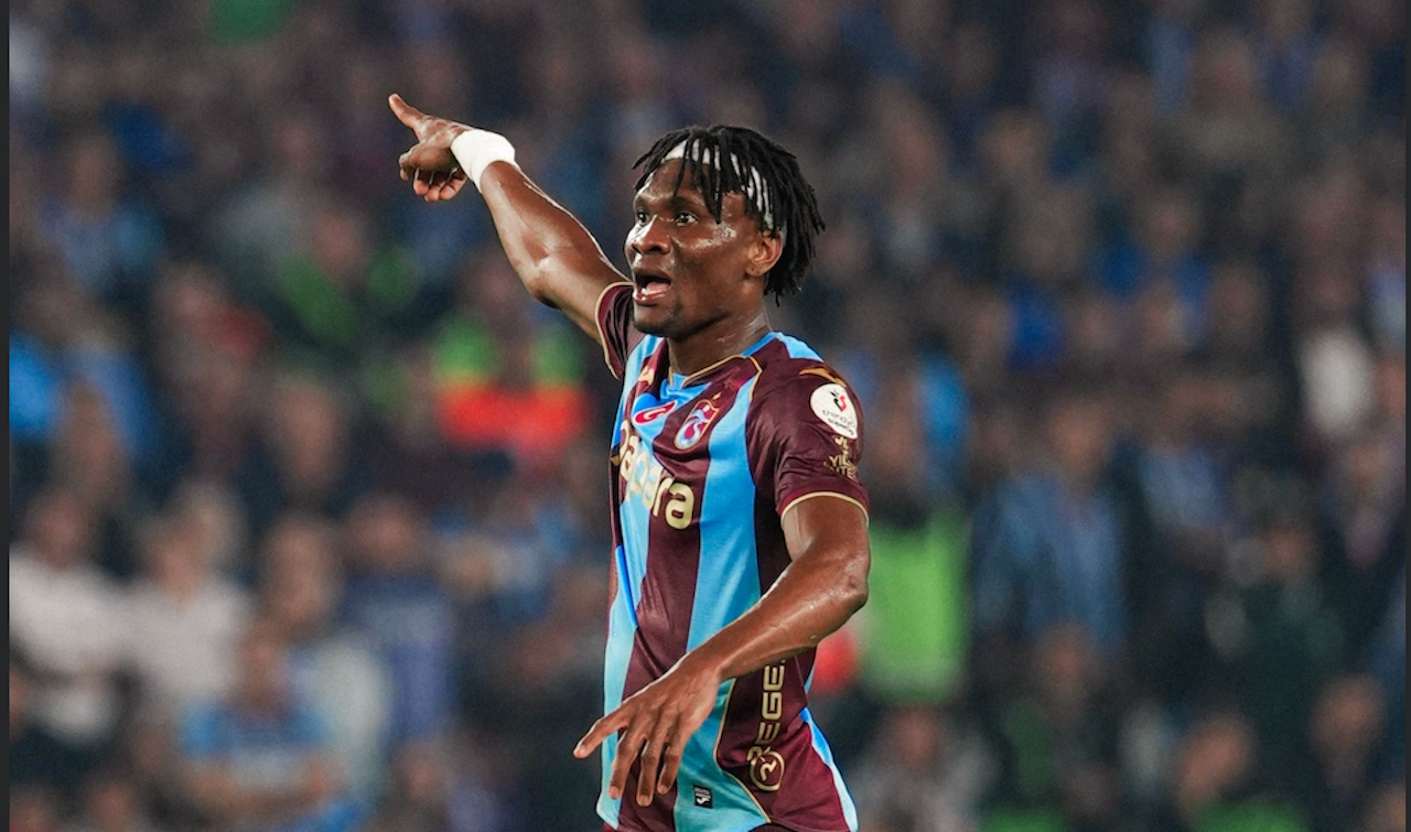 Trabzonspor'un Yıldızı Nwaiwu'dan Beşiktaş Maçı Sonrası Olay Paylaşım! Ayakkabı Boyacısı Yaptı!