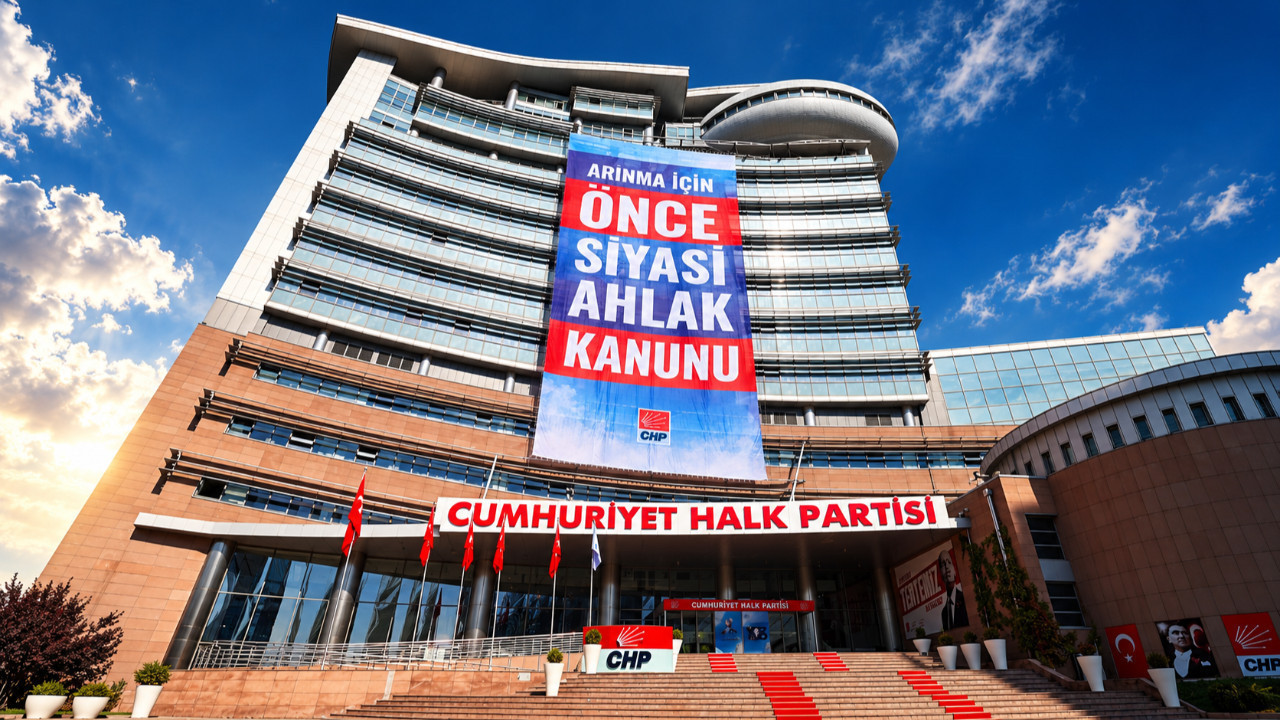 CHP Genel Merkezi’ne dikkat çeken pankart: “Arınma için önce siyasi ahlak kanunu”