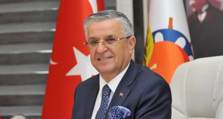 Kemer Belediye Başkanı Necati Topaloğlu ve 8 Meclis Üyesi CHP'den İstifa Etti