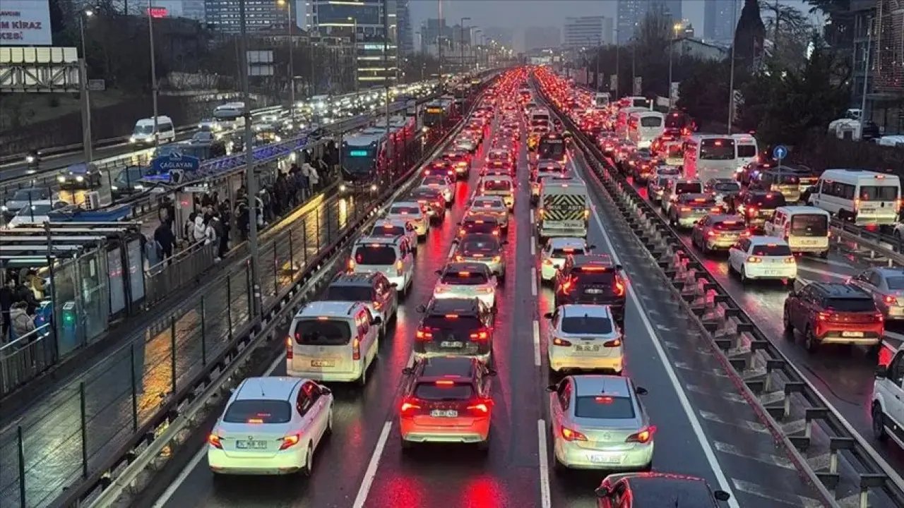 Araç Sahipleri Dikkat! Kış Lastiği Tarihi Öne Çekildi, Uymayan Trafiğe Çıkamayacak!