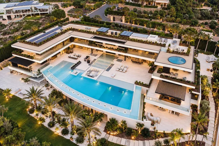 Cristiano Ronaldo’nun 30 milyon euroluk malikanesi göz doldurdu! 23 Oda, 7 banyo ve iki havuz