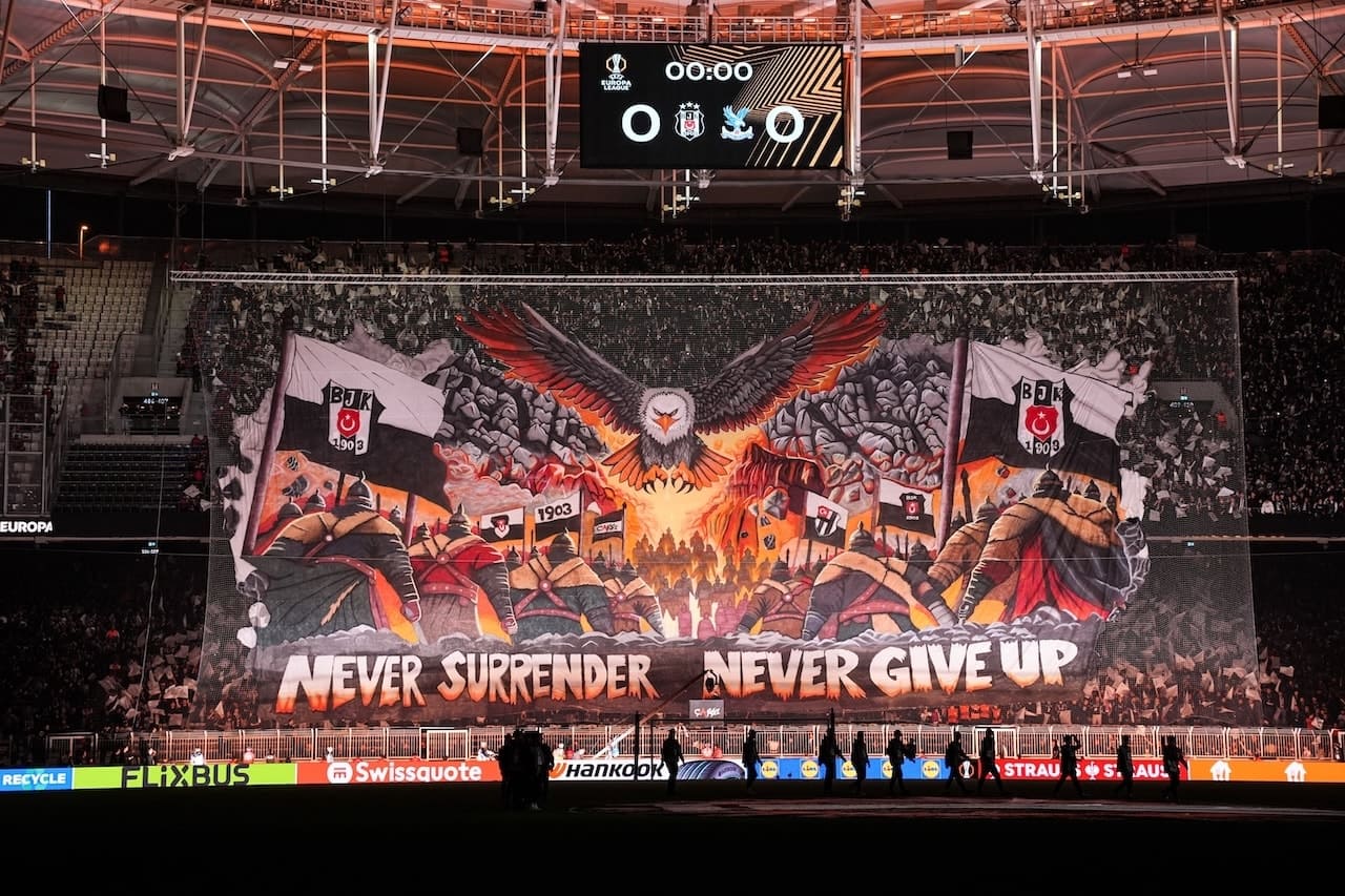 Beşiktaş tribünlerinden Crystal Palace maçı öncesi görsel şov!