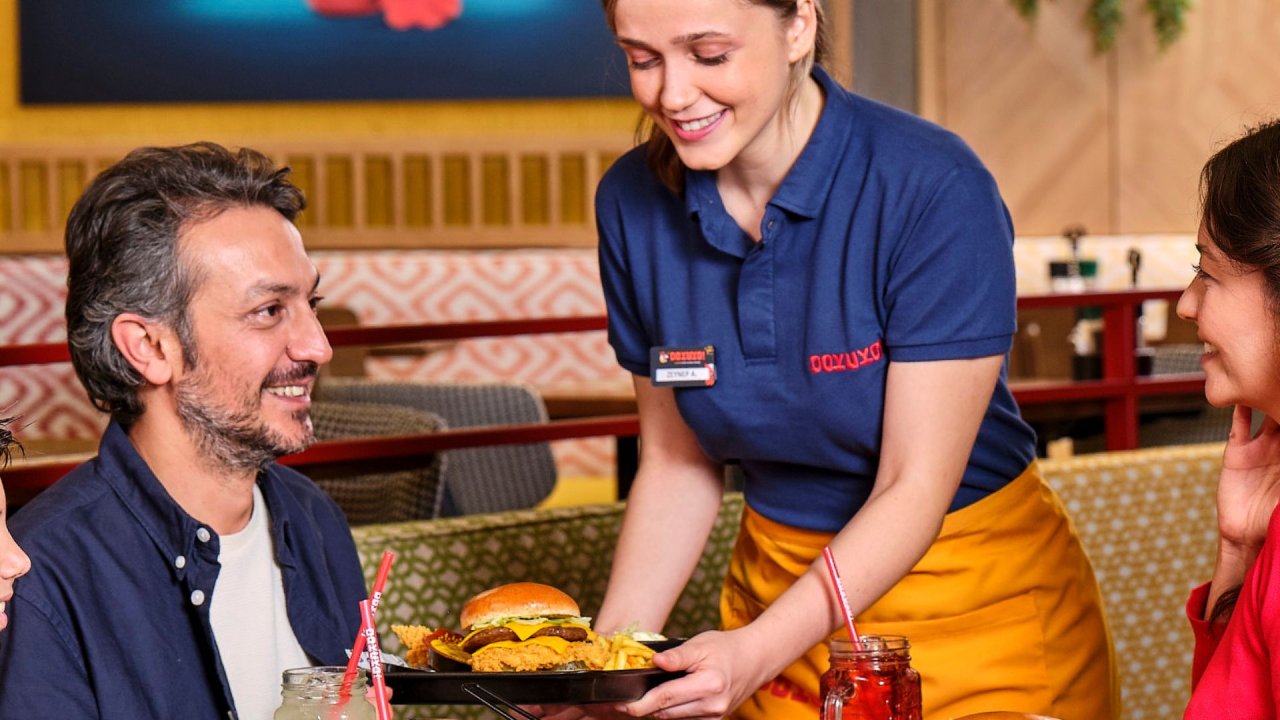 Yeni Nesil Restoran Deneyimi: Doyuyo! Çıtır Tavuk Severleri Nasıl Bir Araya Getiriyor?