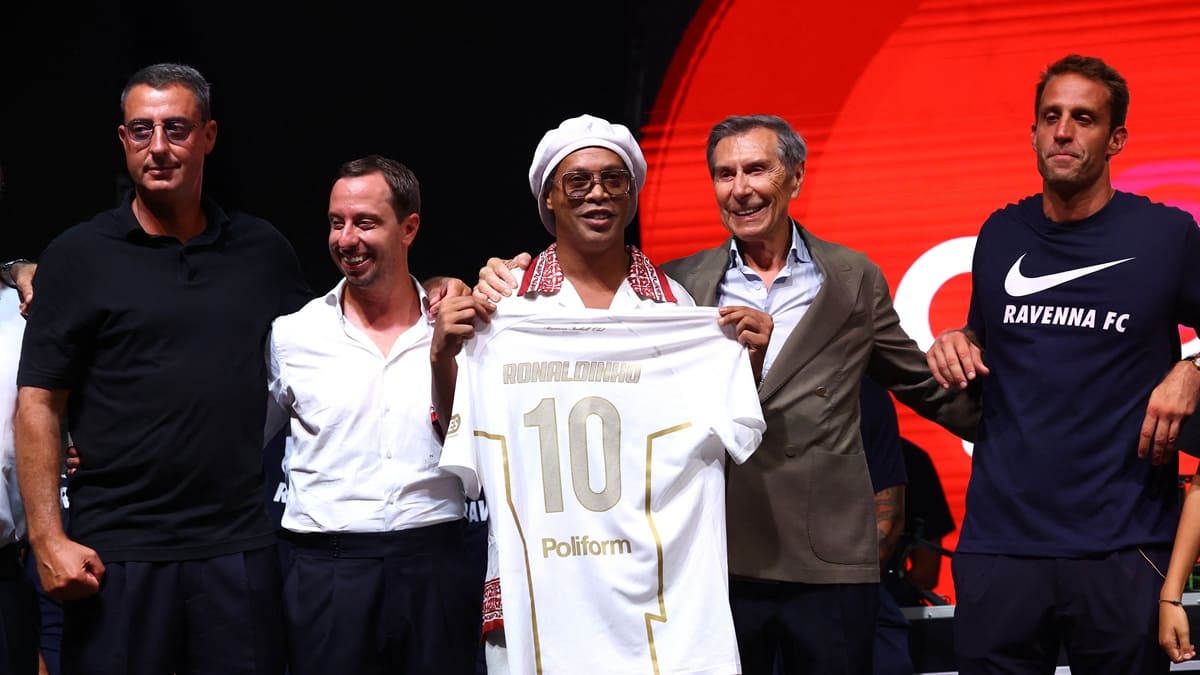 46 yaşındaki Ronaldinho sahalara dönüyor: İlk maçının tarihi açıklandı