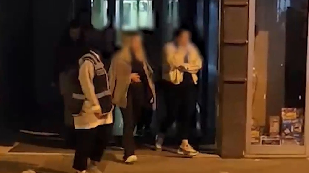 Masaj Salonu Görünümlü İşletmelere Baskın! 10 Kişi Tutuklandı!