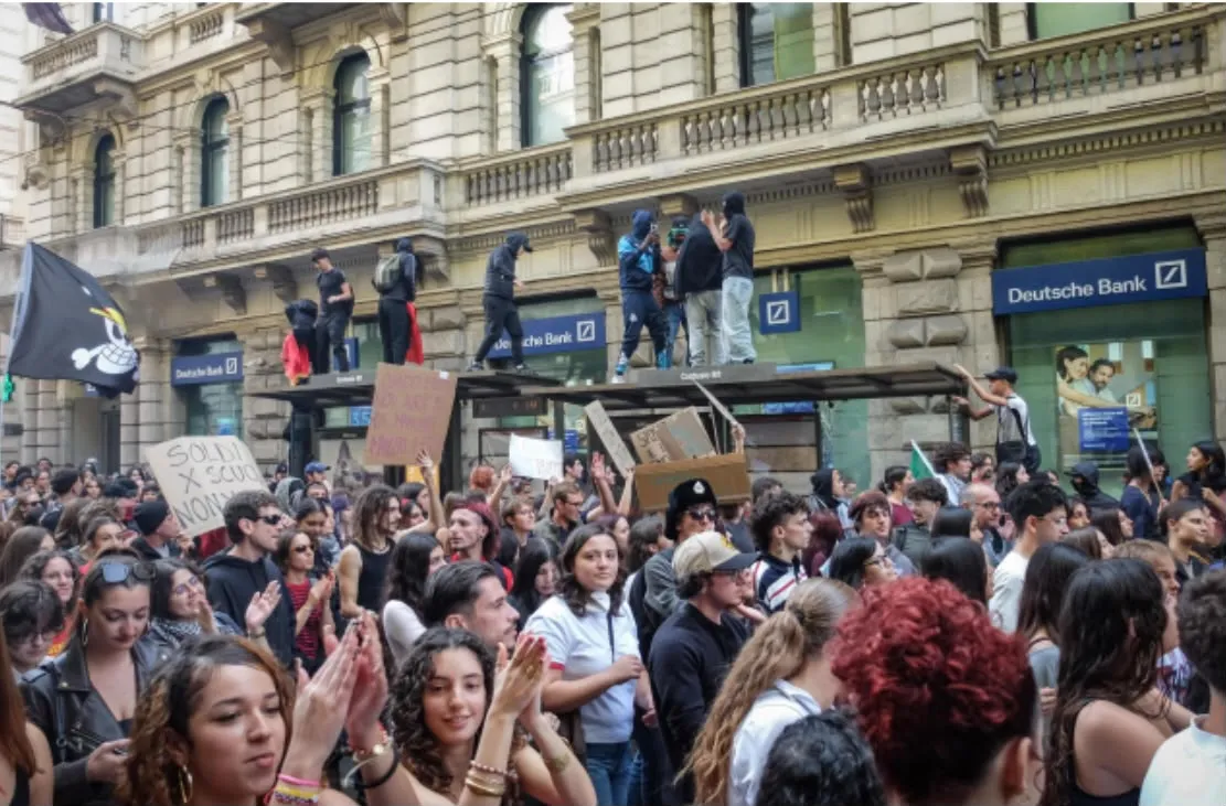 İtalya'da Meloni hükümetine protesto: Roma ve Milano'da binlerce kişi sokağa çıktı