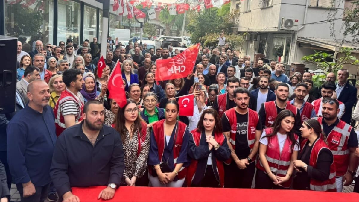 İzmir’de yaklaşık 200 kişi YENİ Parti’den ayrıldı! CHP’ye katıldılar