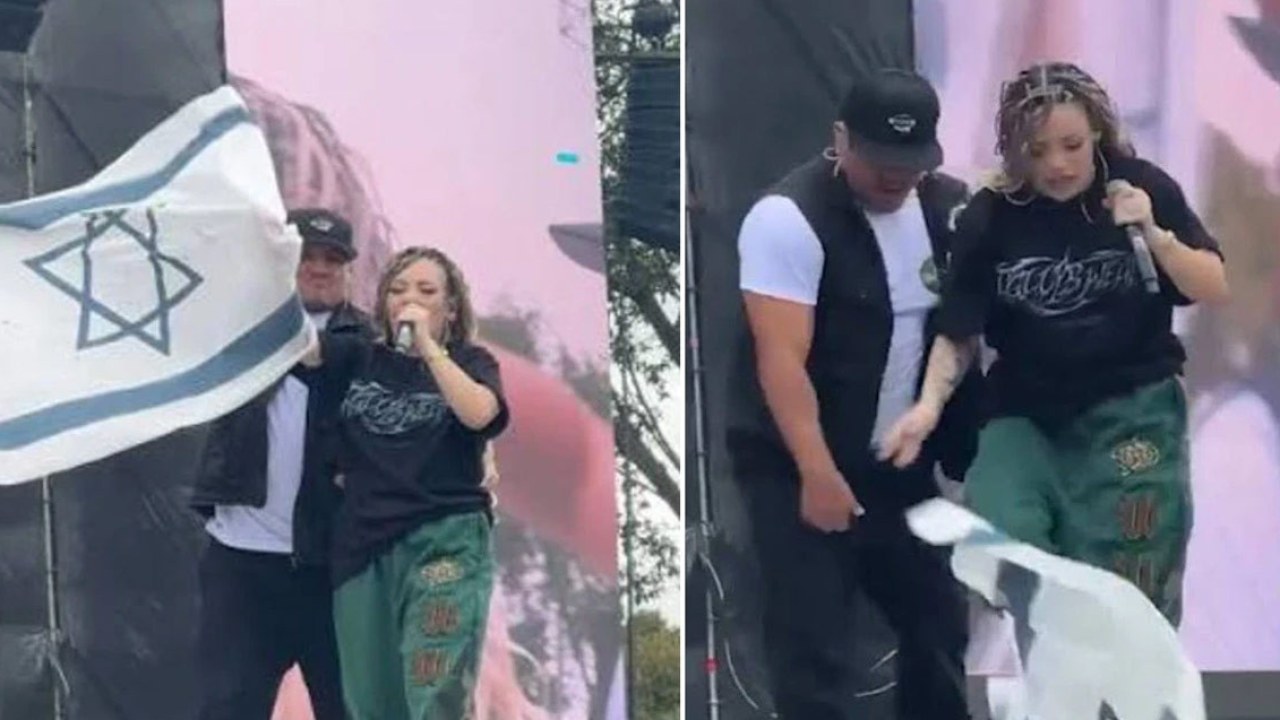 Kolombiya’da Rapçi Chelo Hop Konserinde İsrail Bayrağını Çiğnedi!