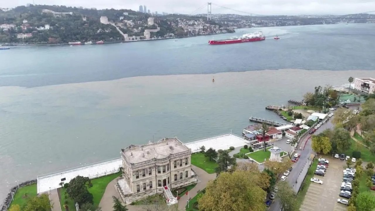 İstanbul’da Yine Aynı Görüntü! Sağanak Sonrası Boğaz Çamura Bulandı, Deniz Kahverengiye Döndü!