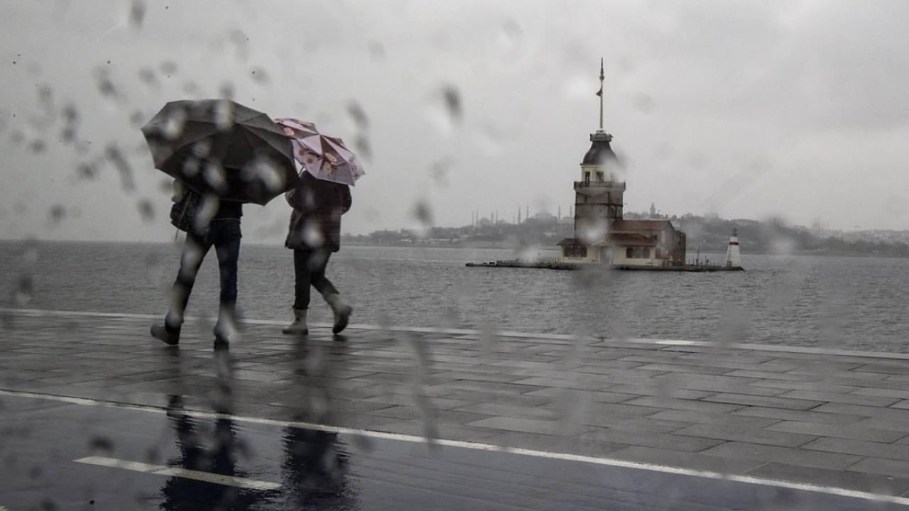 İstanbul'da En Yoğun Yağış Sabah Saatlerinde: Uzmandan “Mecbur Değilseniz Çıkmayın” Uyarısı!