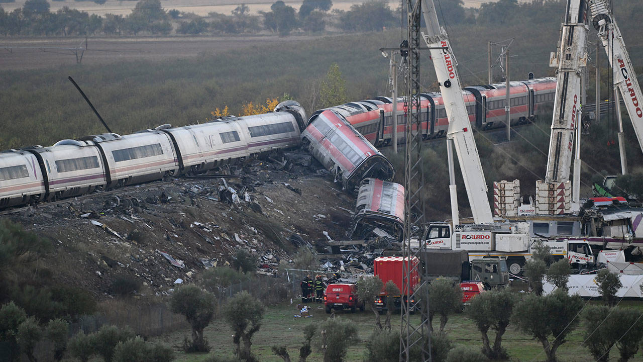 İspanya'da hızlı tren faciasında can kaybı 69'a yükseldi: 3 günlük yas başladı