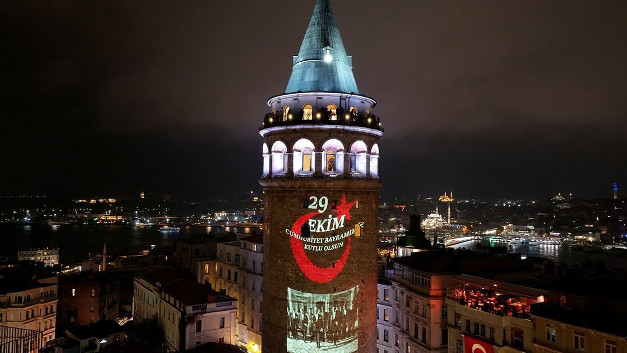 Galata Kulesi’nde 29 Ekim görsel şöleni! Atatürk’ün fotoğrafları ve ay yıldızla aydınlandı