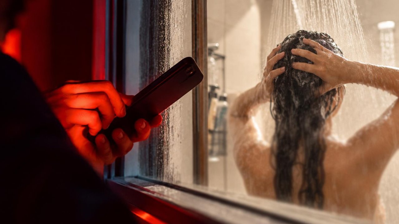 Duş Alırken Pencereden Uzatılan Telefonu Gördü! Soruşturmada Daha Korkunç Gerçekler Ortaya Çıktı!