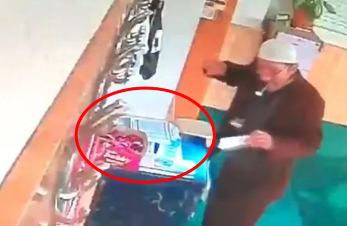 Camide rezalet! Namaz için girdi…