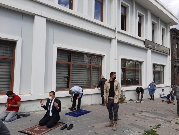 Kars’a kayyum atandı: Kayyum belediye binası önünde ‘Fetih’ namazı kıldı