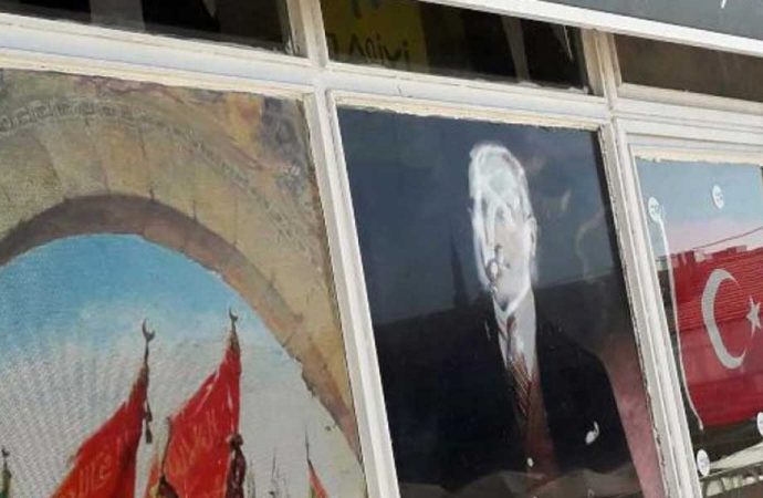 Atatürk posterine saldırı!