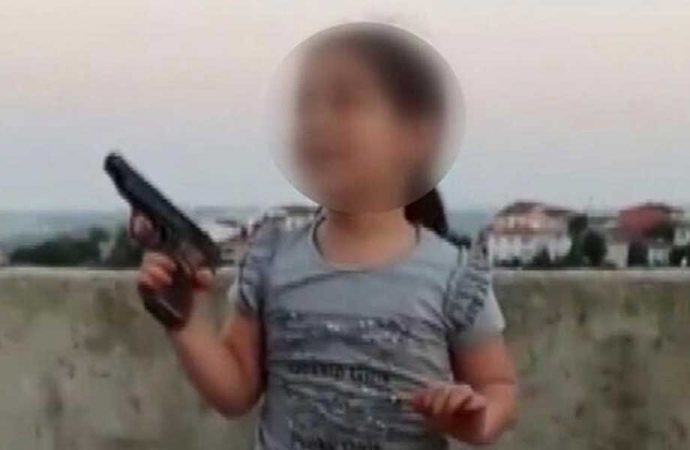 6 yaşındaki çocuğun eline silah verip ateş ettiren enişte ve baba serbest bırakıldı