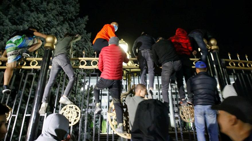 Kırgızistan'da seçim sonuçlarına itiraz eden göstericiler hükümet binasını ateşe verdi