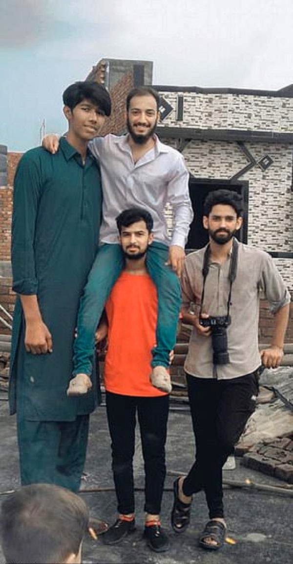 Pakistan'da 2.28 cm'lik genç şaşkınlığa neden oldu