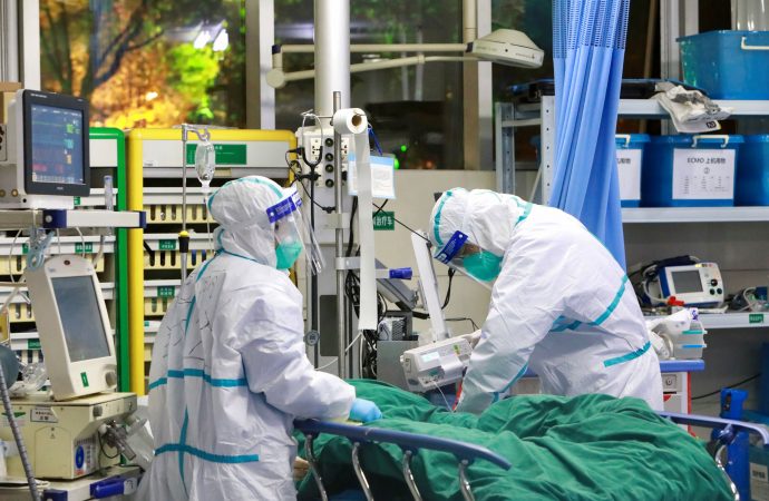 Koronavirüse ikinci kez yakalanan bir genç hastalığı daha ağır geçirdi