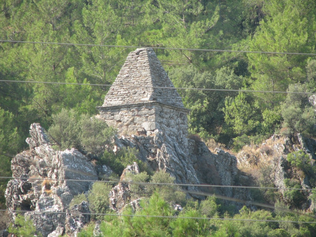 Marmaris’te piramit mezar harabeye döndü