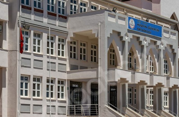 Mersin'de öğretmene dekoltenin de dekoltesi şikayeti