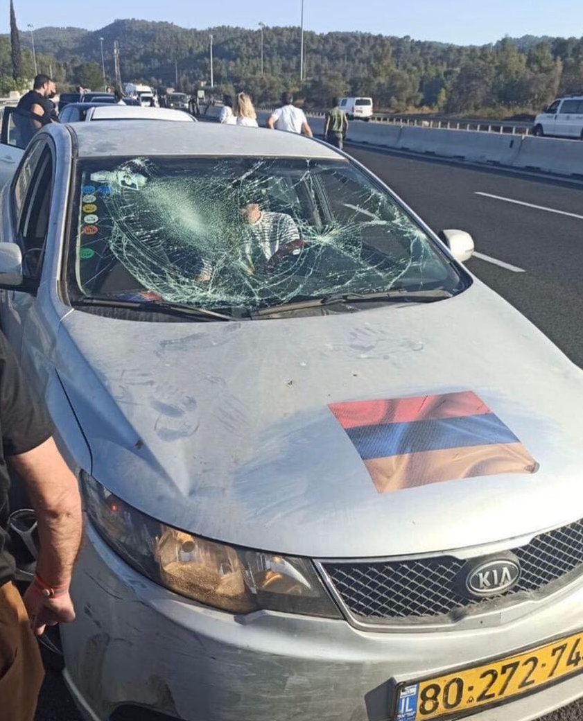 İsrail'de, Ermenistan'a destek için aracına bayrak koyan bir kişinin aracı parçalandı