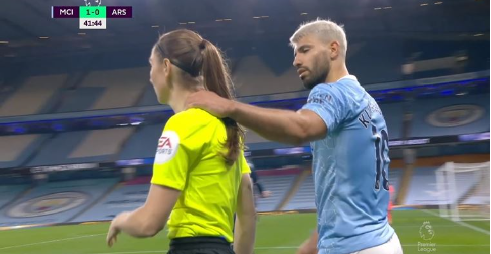 Aguero’nun kadın hakeme yaptığı el hareketi tepki çekti