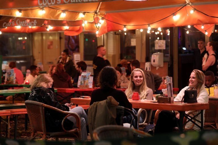Hollanda'da kafe ve barlar kapatılınca gençler otel partilerine yöneldi: 