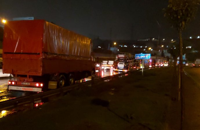 Kamyonetin kasasından dökülen demirler kazaya sebep oldu