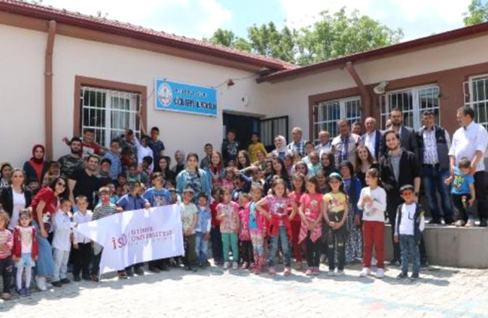 Üniversite öğrencileri, köy okuluna kütüphane ve oyun alanı kurdu