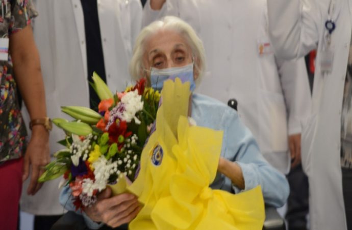 Koronavirüsü yenen 94 yaşındaki emekli hemşire alkışlarla taburcu edildi