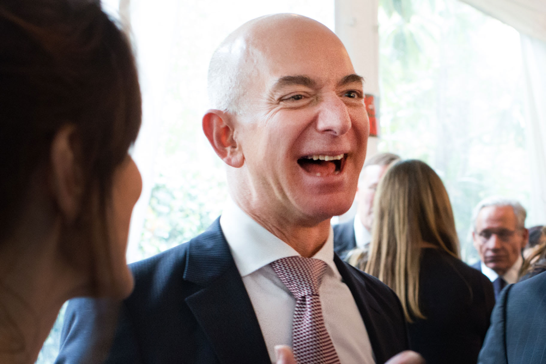 Amazon’un patronu Jeff Bezos’un serveti, pandeminin etkili olduğu mart ortası ile eylül ortası arasında tam 73