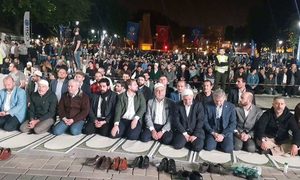 AGD üyeleri Ayasofya Müzesi önünde namaz kılarak slogan attı: Zincirler kırılsın, Ayasofya açılsın