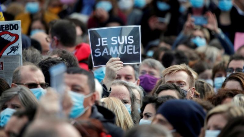 Samuel Paty: Fransa'da öğretmen cinayeti sonrası İslam, Müslümanlar ve İslamofobi nasıl tartışılıyor?