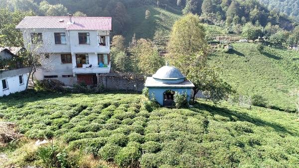 Ölmeden kendine türbe şeklinde mezar yaptırdı: Evinin balkonundan türbesini seyrediyor