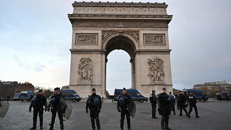 Paris'te bomba alarmı verildi!