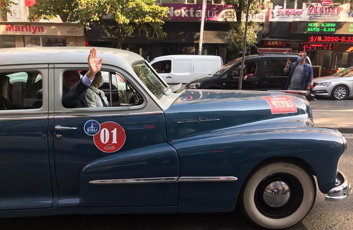 İstanbul'da klasik otomobillerle bayram kutlaması: ‘Cumhuriyet bizleriz’