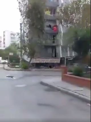 İzmir'de deprem anında yıkılan bina böyle görüntülendi!