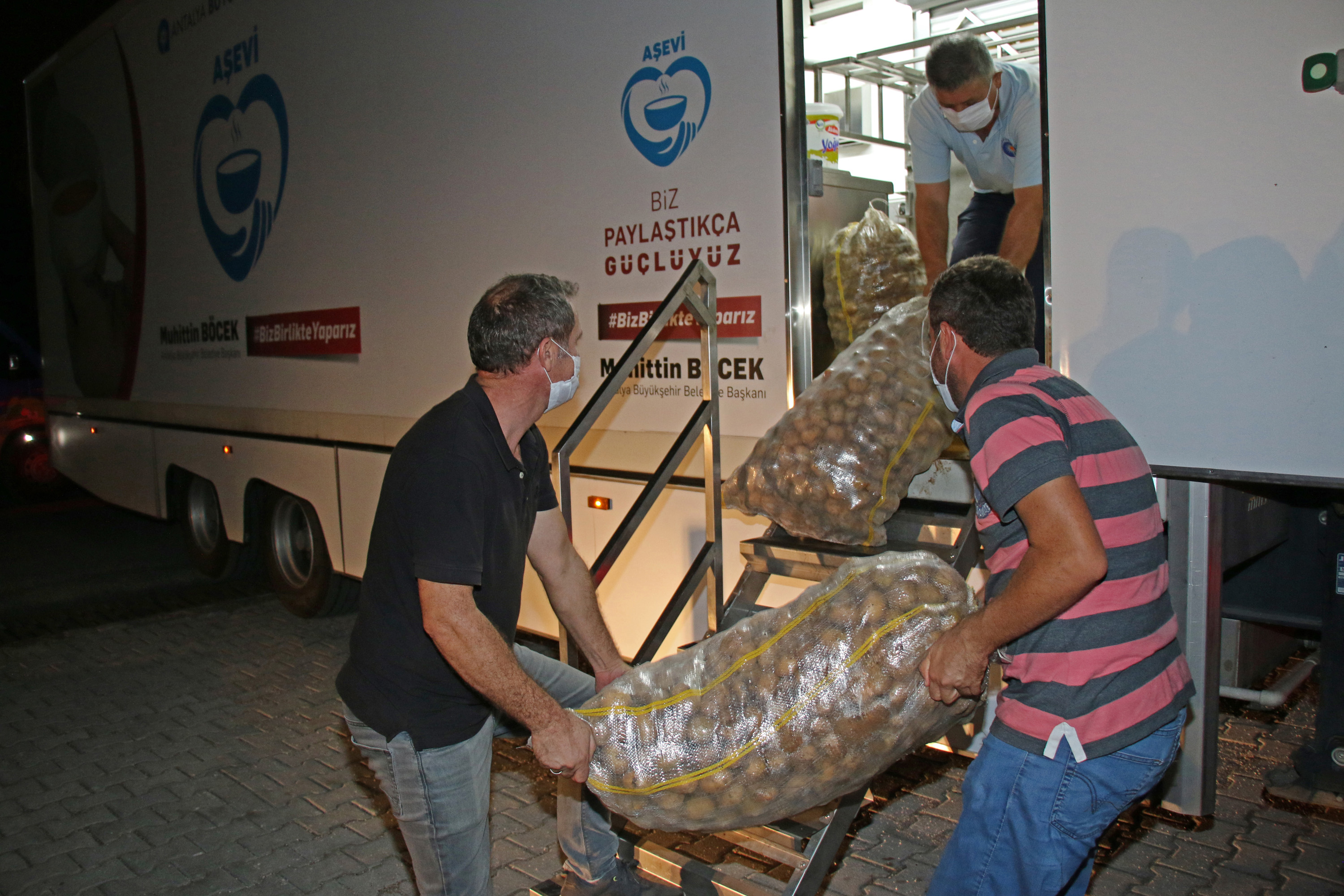 Antalya, depremzedeler için harekete geçti