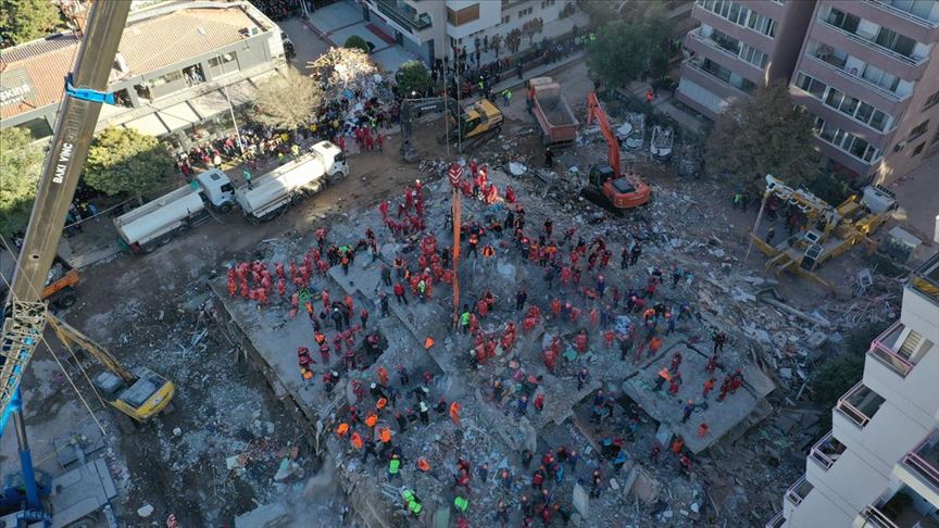 Bir mucize daha: Rıza Bey Apartmanı'ndan 68 saat sonra bir kişi daha çıkarıldı