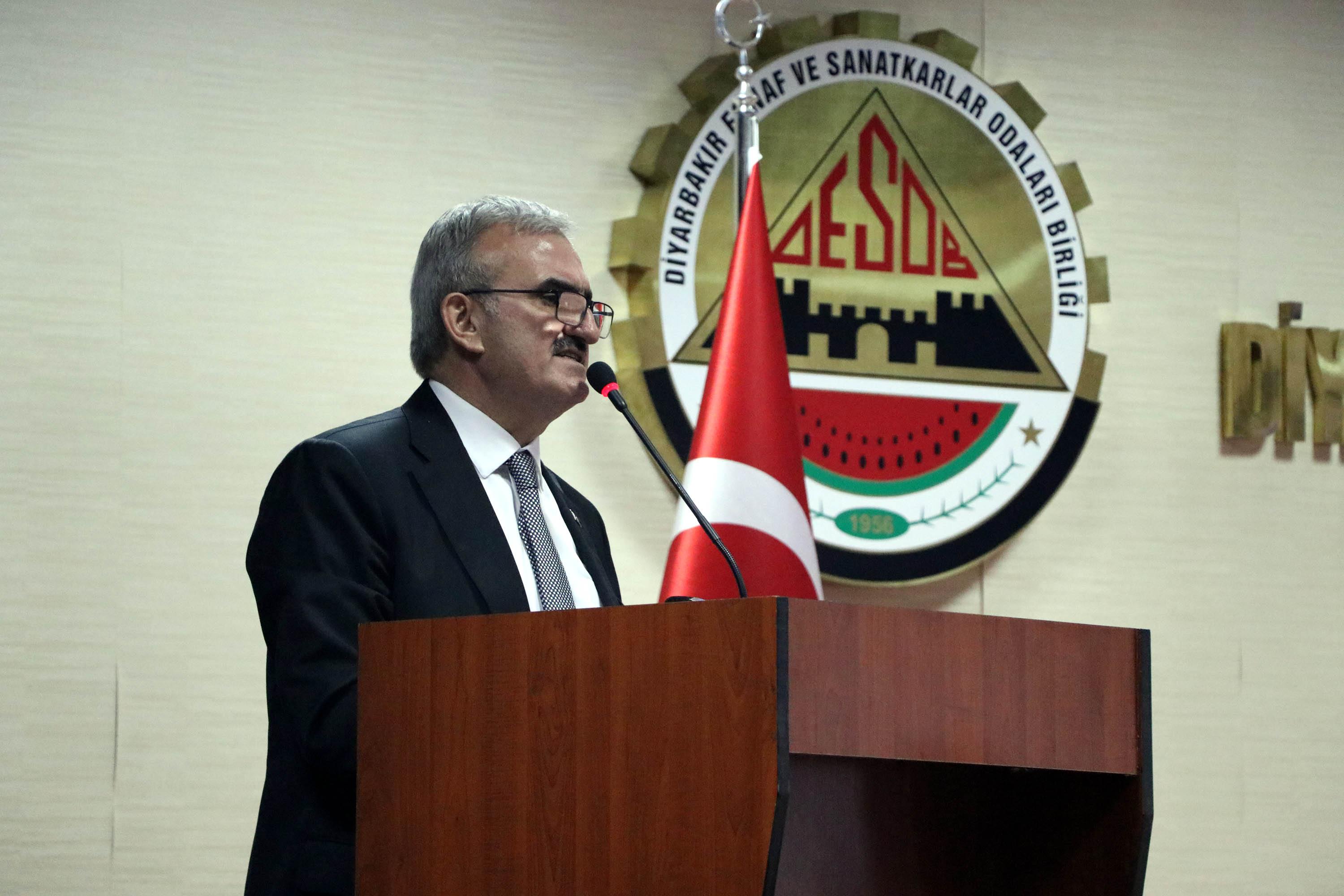 AKP'nin Valisi: Mesele işsizlik değil mesleksizliktir, iş beğenmezliktir