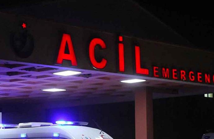 Yolcu minibüsü yön levhası direğine çarptı: 1 ölü