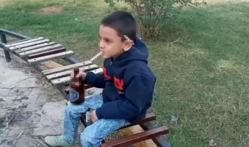 Küçük çocuğun eline içki, sigara verip o anları kaydettiler!