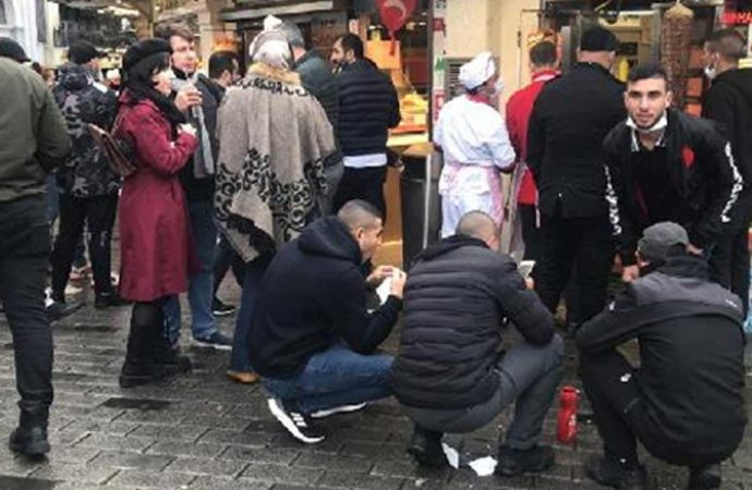 Kafa karıştıran tedbirler, sosyal mesafesiz kuyruklar oluşturdu