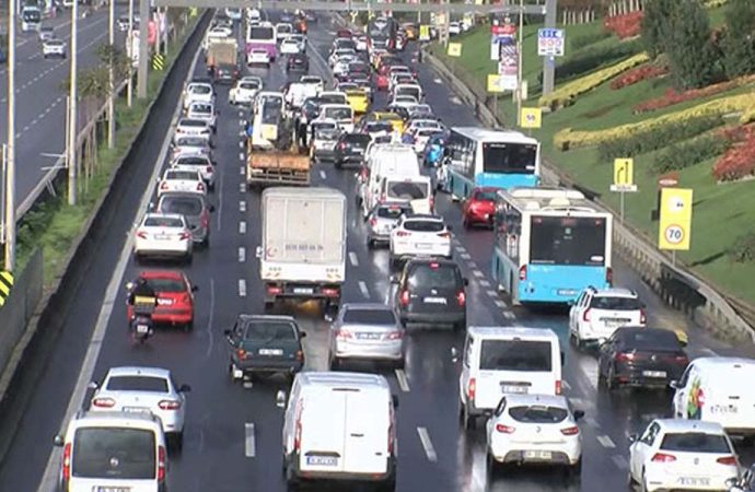 Kısıtlamanın ardından trafik durma noktasına geldi