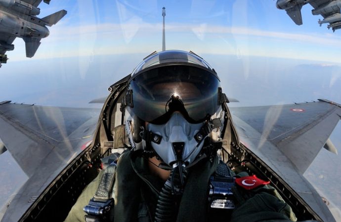 F-4 savaş uçağı inişte arıza yaptı: İki pilot...
