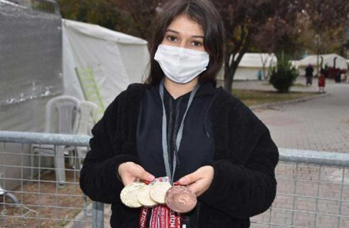 Depremde çöken binadaki madalyalarına kavuştu